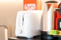 eine weiße Kaffeemaschine auf der Theke in der Unterkunft Chalet Homes - LUX New Studio With 2 Double Beds in Downtown Dubai in Dubai