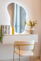 einen Spiegel über einem weißen Schreibtisch mit Stuhl in der Unterkunft Chalet Homes - LUX New Studio With 2 Double Beds in Downtown Dubai in Dubai