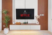 einen TV auf einem TV-Stand im Wohnzimmer in der Unterkunft Chalet Homes - LUX New Studio With 2 Double Beds in Downtown Dubai in Dubai