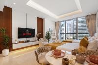 ein Hotelzimmer mit einem Bett und einem Fernseher in der Unterkunft Chalet Homes - LUX New Studio With 2 Double Beds in Downtown Dubai in Dubai