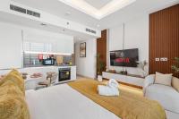 ein Schlafzimmer mit einem Bett und einem Handtuch darauf in der Unterkunft Chalet Homes - LUX New Studio With 2 Double Beds in Downtown Dubai in Dubai