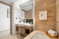Ein Badezimmer in der Unterkunft Chalet Homes - LUX New Studio With 2 Double Beds in Downtown Dubai