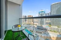 Ein Balkon oder eine Terrasse in der Unterkunft Chalet Homes - LUX New Studio With 2 Double Beds in Downtown Dubai