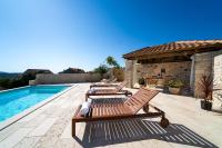 Bazén v ubytování Heritage Island Escape - Casa Bola- Boutique Retreat nebo v jeho okolí