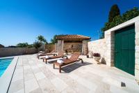 Bazén v ubytování Heritage Island Escape - Casa Bola- Boutique Retreat nebo v jeho okolí