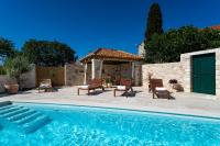Bazén v ubytování Heritage Island Escape - Casa Bola- Boutique Retreat nebo v jeho okolí