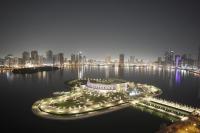 Una vista de una ciudad de noche con luces. en Copthorne Hotel Sharjah, en Sharjah