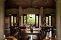 een restaurant met tafels en stoelen in een kamer bij Nham Village Resort in Ninh Binh