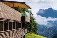un edificio en una colina con vistas a una montaña en Hotel Platz, en Ortisei
