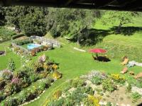 A garden outside Ferienwohnung Anemoon In Millstatt