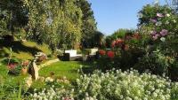 A garden outside Ferienwohnung Anemoon In Millstatt