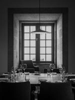 アロウカにあるMS Collection Arouca - Mosteiro de Aroucaのワイングラスが置かれたテーブルのあるダイニングルーム