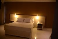 Un dormitorio con una cama grande con luces. en Granterrara Hotel, en Jequié