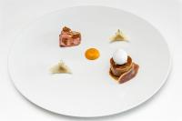 Hotel Emporium - Adults Only في كاستيلو دي إمبوريس: طبق يحتوي على طعام على شكل وجه