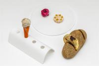 Hotel Emporium - Adults Only في كاستيلو دي إمبوريس: طبق ابيض عليه بعض الاكل