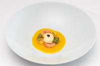 Hotel Emporium - Adults Only في كاستيلو دي إمبوريس: طبق من الطعام عليه روبيان وبروكلي