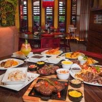 皮帕Bangalô Pipa Resort的桌子上摆满了各种食物