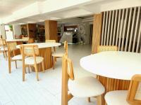 A restaurant or other place to eat at Karden Otel