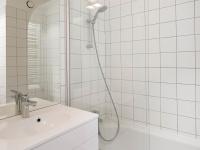 Łazienka w obiekcie Appartement rénové 3 pièces · Balcon · Wifi gratuit · Parking inclus · Proche commerces & Transarc - FR-1-346-305