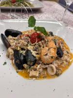 een bord met garnalen en paddenstoelen op een tafel bij Casa di Francesco in Agrigento