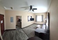Una sala de estar con un sofá y un ventilador de techo. en Island Suites, en Lake Havasu City