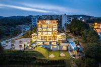 una vista aérea de un gran edificio en White House Yuanjing Hotel, en Wulong