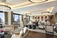 eine Lobby eines Hotels mit Tischen und Stühlen in der Unterkunft Siam Kempinski Hotel Bangkok in Bangkok