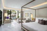 ein Schlafzimmer mit Bett und ein Wohnzimmer in der Unterkunft Siam Kempinski Hotel Bangkok in Bangkok