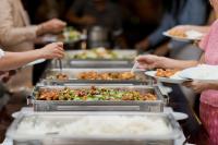 un grupo de personas sosteniendo platos de comida en Pyramids Yard Hotel, en El Cairo