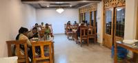 un gruppo di persone sedute ai tavoli di un ristorante di Tololing Eco Resort a Suktiyāl