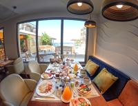 ein Esszimmer mit einem Tisch mit Essen darauf in der Unterkunft Le Battant Des Lames in Saint-Pierre