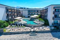 eine Luftaufnahme eines Resorts mit Swimmingpool in der Unterkunft Le Battant Des Lames in Saint-Pierre