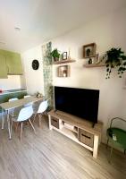 TV a/nebo společenská místnost v ubytování Green Oasis Apartment - Orlandito