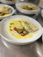 un plato blanco de comida en una mesa en Hôtel de la Brière et Restaurant Les Krapados, en Saint-Lyphard