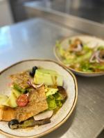 dos platos de comida sentados en una mesa en Hôtel de la Brière et Restaurant Les Krapados, en Saint-Lyphard