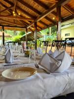 Una mesa con platos y servilletas blancas. en Arusha Centre Rooms, en Arusha