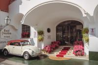 an old car parked in front of a building at Hotel Poseidon in Positano