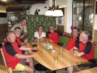 Un grupo de personas sentadas alrededor de una mesa en un restaurante. en Gasthof Hotel zur Post, en Erlau
