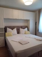 Posteľ alebo postele v izbe v ubytovaní Apartman SARA GALILEO BLIZU PLAZE