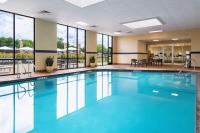 una piscina con agua azul en una habitación de hotel en Sheraton West Des Moines, en West Des Moines