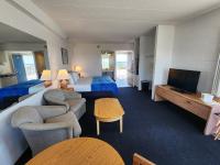 ein Hotelzimmer mit einem Bett und einem Fernseher in der Unterkunft Beachcomber Motel in Ocean City