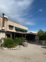 ein Gebäude mit einem Fass davor in der Unterkunft Agriturismo al Ranch in Castello dʼAviano
