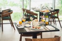 斯普利特Akademis - Fit Split的桌子上摆放着食物和饮料,椅子上摆放着