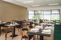 斯普利特Akademis - Fit Split的餐厅里有桌椅和窗户。