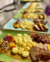 una fila de platos con diferentes tipos de comida en Ludwigs, en Edenkoben