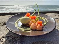 un plato de comida con camarones en la playa en Le Poisson d'Avril, en Le Guilvinec