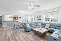 ein Wohnzimmer mit einer blauen Couch und einem Tisch in der Unterkunft Ariel Dunes II 101 in Destin