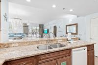 eine Küche mit Spüle und ein Wohnzimmer in der Unterkunft Ariel Dunes II 101 in Destin