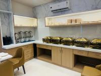 バラナシにあるhotel deep palaceのキッチン(木製のキャビネット、食料棚付)