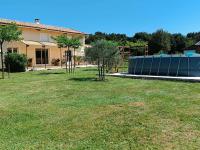 Vonkajšia záhrada v ubytovaní Villa 4 pers avec piscine privée, grand terrain, animaux admis, WiFi, Orgnac l'Aven - FR-1-382-207